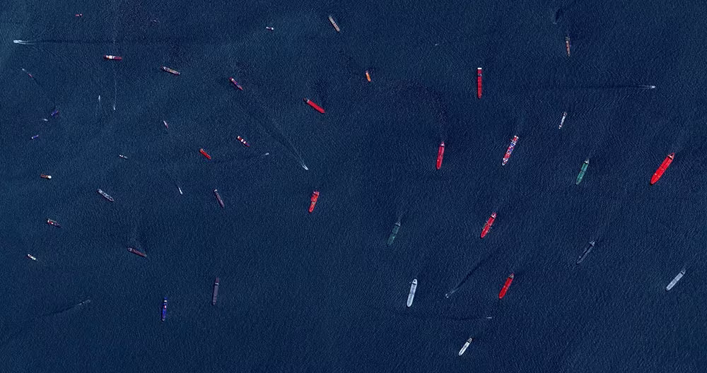 Petroleros y buques de contenedores en el puerto de Singapur