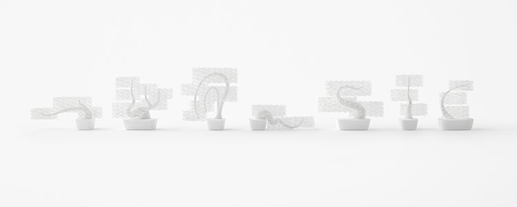 Animación de los bonsáis impresos en 3D Grid-bonsai de Nendo sobre fondo blanco, con distintas formas de poda