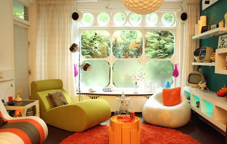 muebles años 60 con colores estridentes y dibujos grandes