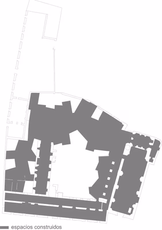 Plano de los espacios construidos de la hospedería de Fregenal de la Sierra en gris sobre el patio del conjunto