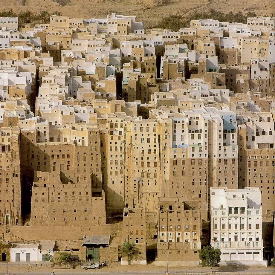 Vista cercana de las casas-torre de adobe de Shibam, con sus fachadas encaladas y de barro