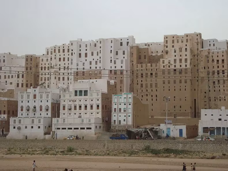 Fachada de torres encaladas y de barro de Shibam vista desde el borde del llano
