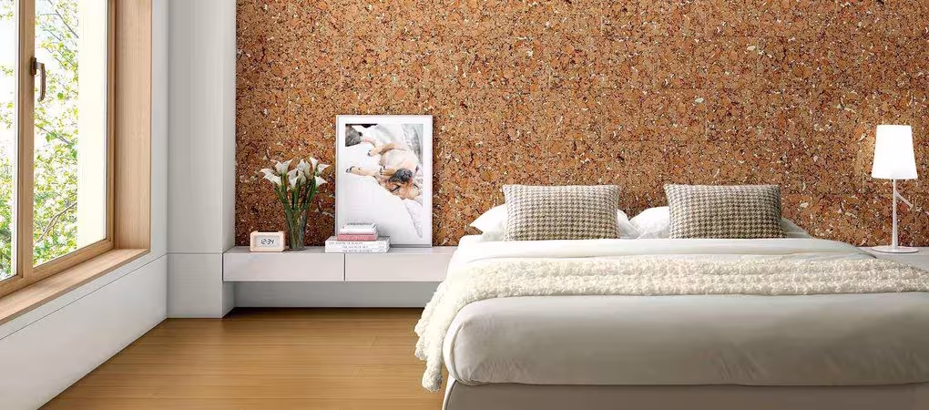 Detalle de dormitorio con pared revestida en corcho