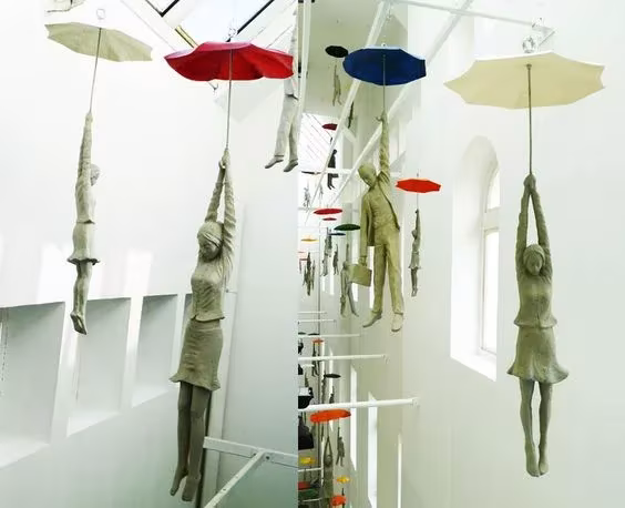 Esculturas de poliester en la instalación de Praga