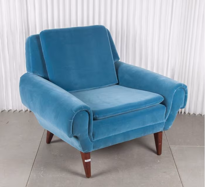 butaca Blue Velvet que es una pieza original danesa estilo vintage 