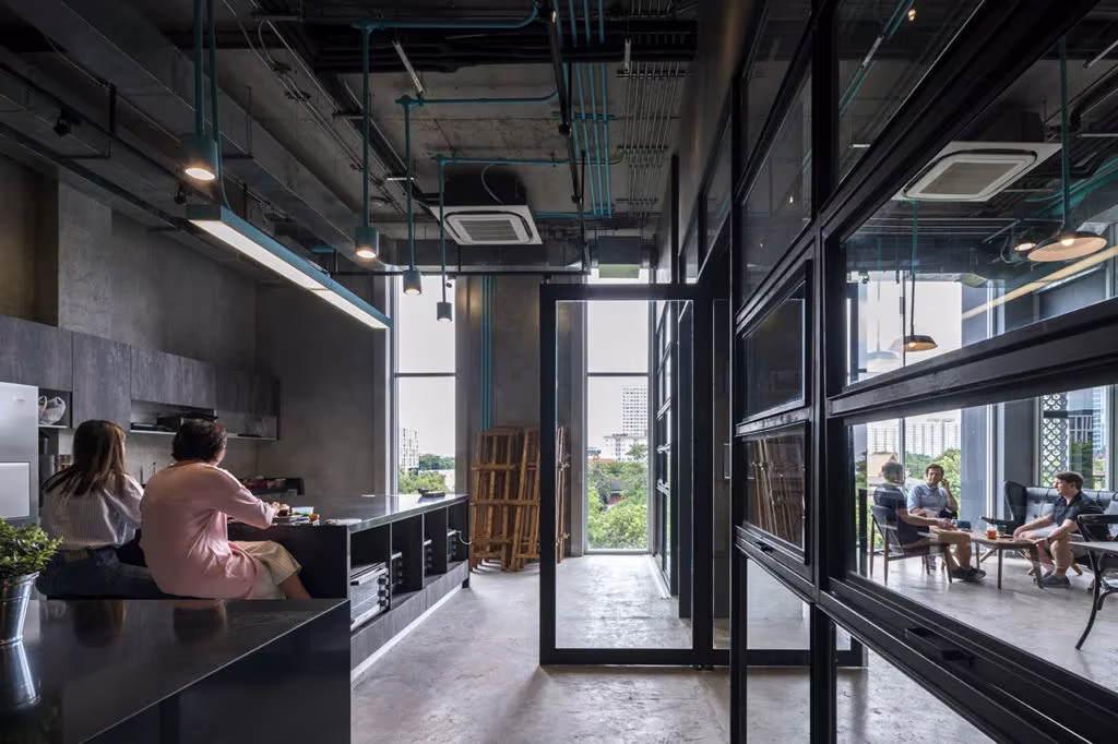 salas de reunión acristaladas del centro de coworking hubba-to