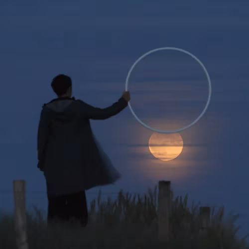 La luna pasando por el aro en un improvisado número circense serie moon games