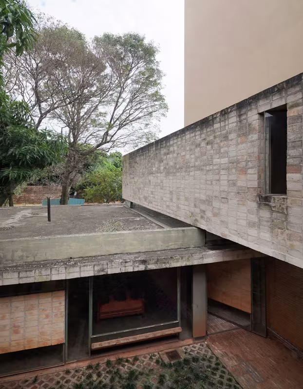Volumen superior de ladrillo en voladizo sobre el patio de la Casa Fanego, en Asunción