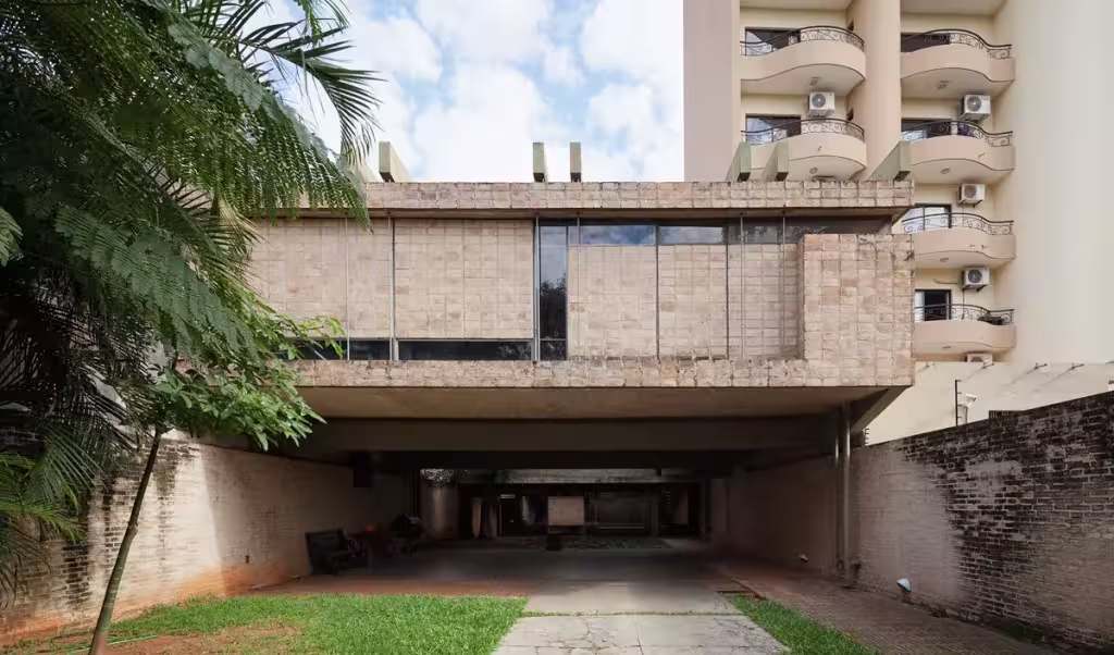 Casa Fanego de Sergio Fanego en Asunción, con planta superior volada sobre un acceso cubierto
