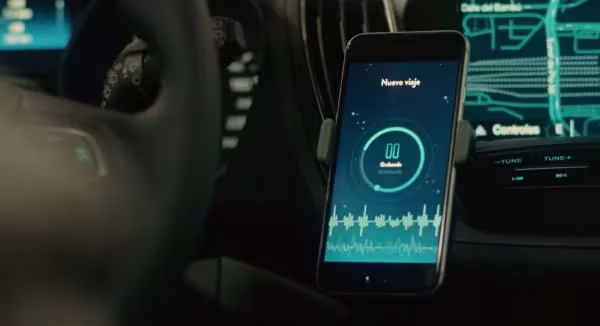 Aplicación móvil que va registrando los sonidos, las luces y los movimientos del coche