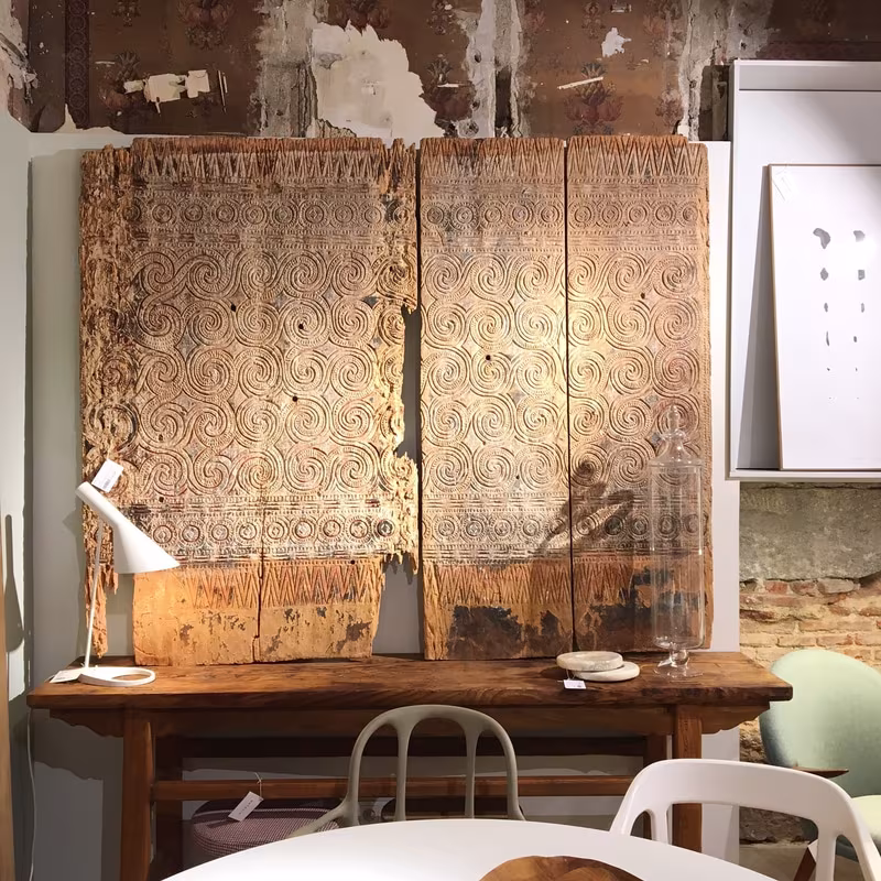 Mezcla de distintos estilos objetos de decoración antiguos y modernos