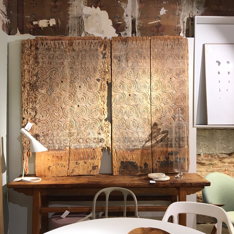 Mezcla de distintos estilos objetos de decoración antiguos y modernos 