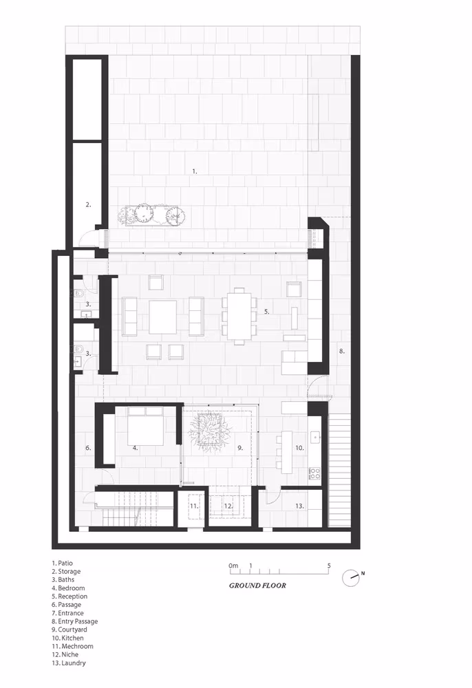 Plano de la planta baja de The Courtowers con patio, estar, cocina y dormitorios tras el muro doble