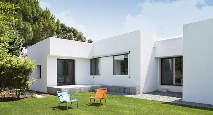 Detalle de las sillas en el jardín de un Proyecto de interiorismo BATAVIA