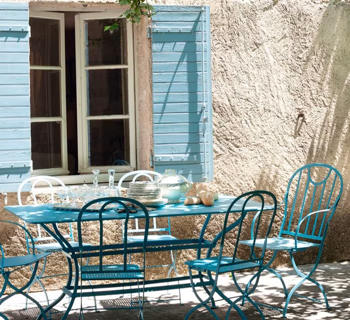 Silla Castille Plus en terraza con tonos azules 