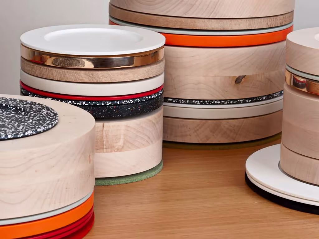 Platos apilados en torres de la colección Colourware con anillos de madera y bandas de colores