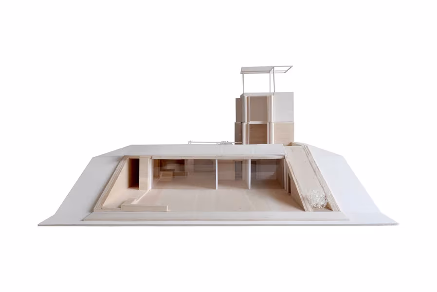 Maqueta blanca de The Courtowers con el patio hundido y la torre con terraza en la cubierta