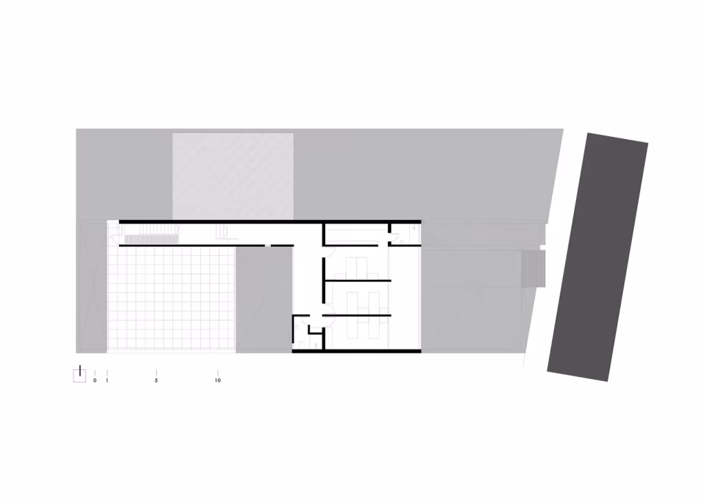 Plano de planta baja de la Casa Fanego con la franja alargada de la vivienda en la parcela