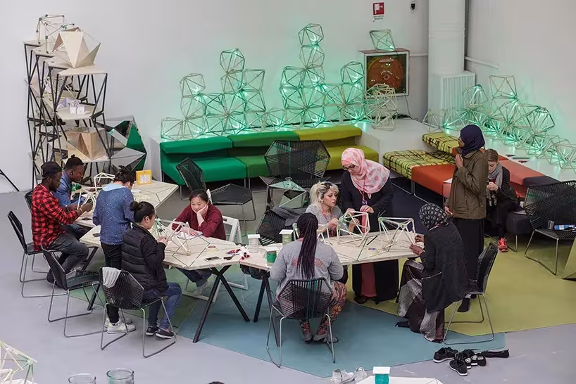 Bienal de Venecia 2017 construcción de lámparas LED 