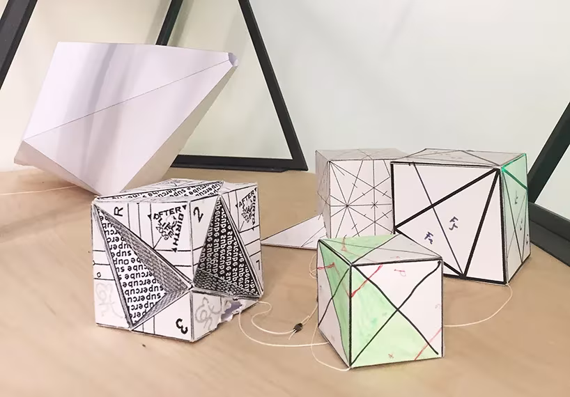 Módulos en forma de cubo y de triángulo