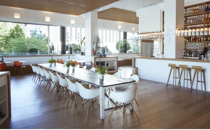 Sillas Eames Plastic Armchair DAW de Vitra proyecto restaurante Lateral Castellana 82 