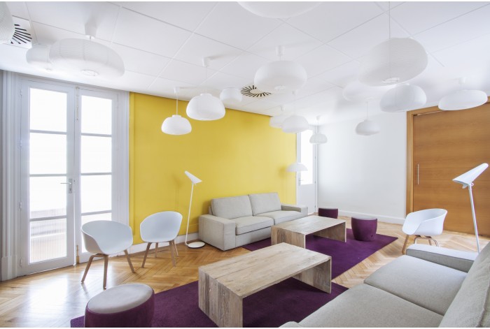 Proyecto Oficina Fever con mobiliario contract 