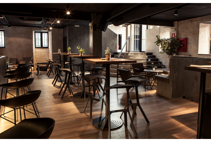 Restaurante Sexto taburetes Miura de Plank mobiliario contract 