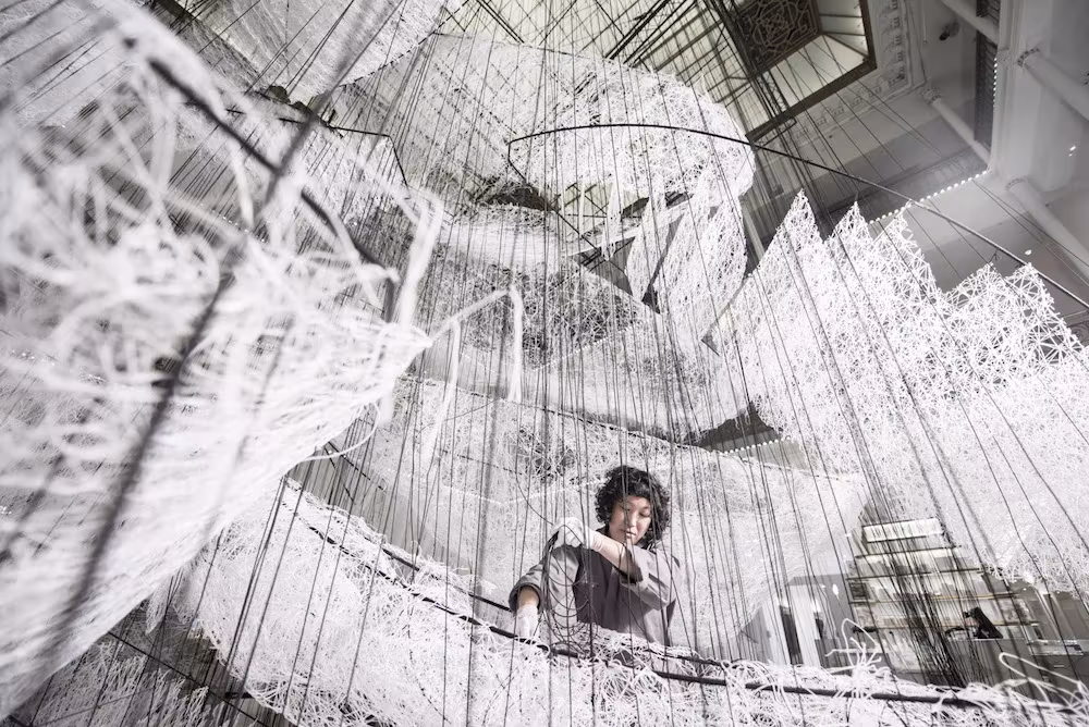 la artista japonesa Chiharu Shiota trabajando en Where are we going?