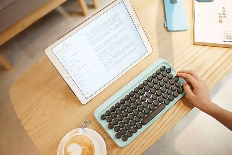 Teclado de diseño retro en tonos pastel
