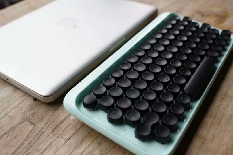 Teclado inalámbrico recupera la estética y la funcionalidad de las viejas máquinas