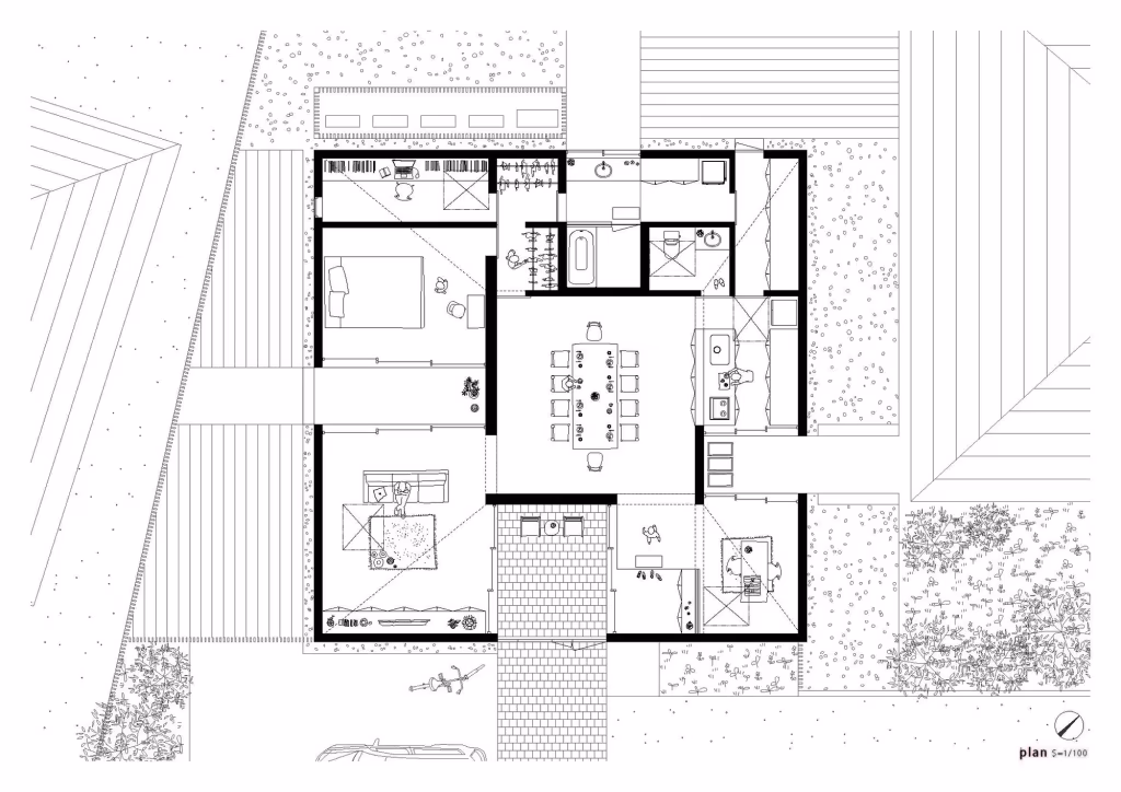 Planta de la Casa Yagiyama con dormitorios, comedor central y los cuatro patios de Kazuya Saito Architects