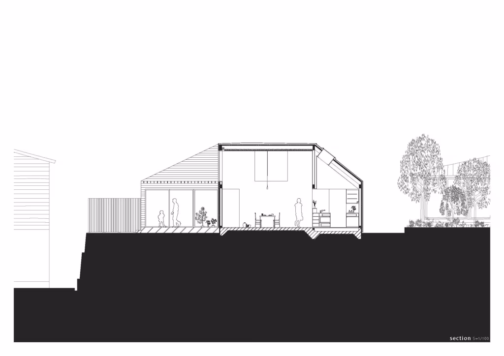Sección de la Casa Yagiyama sobre el terreno escalonado, con patios y cubierta quebrada