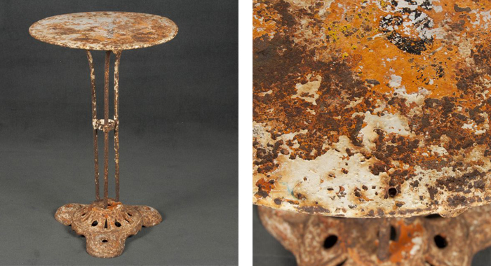 Mesa auxiliar velador francés de hierro lacado disponible en Batavia