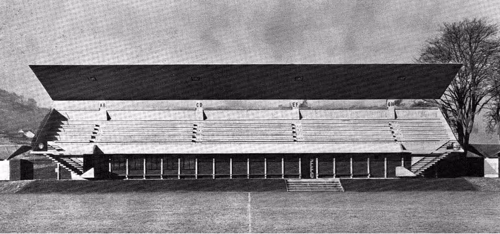 Fachada frontal de la grada de Netherdale con la cubierta inclinada en voladizo sobre las gradas, de Peter Womersley