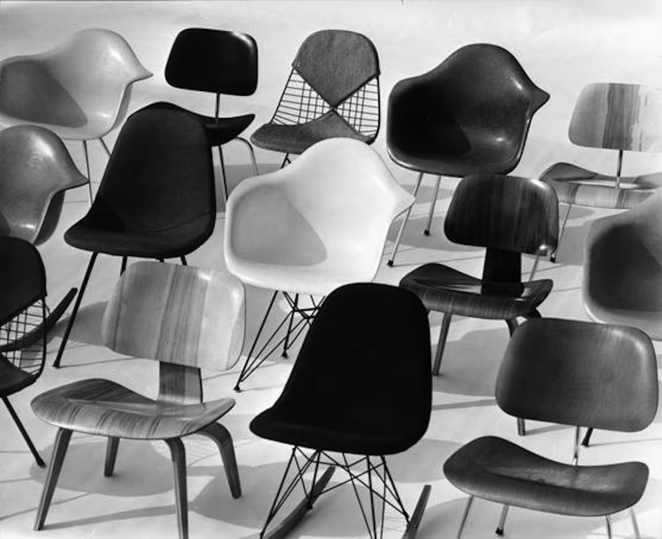 Sillas de los Eames con carcasa y de madera laminada en distintos acabados, en blanco y negro