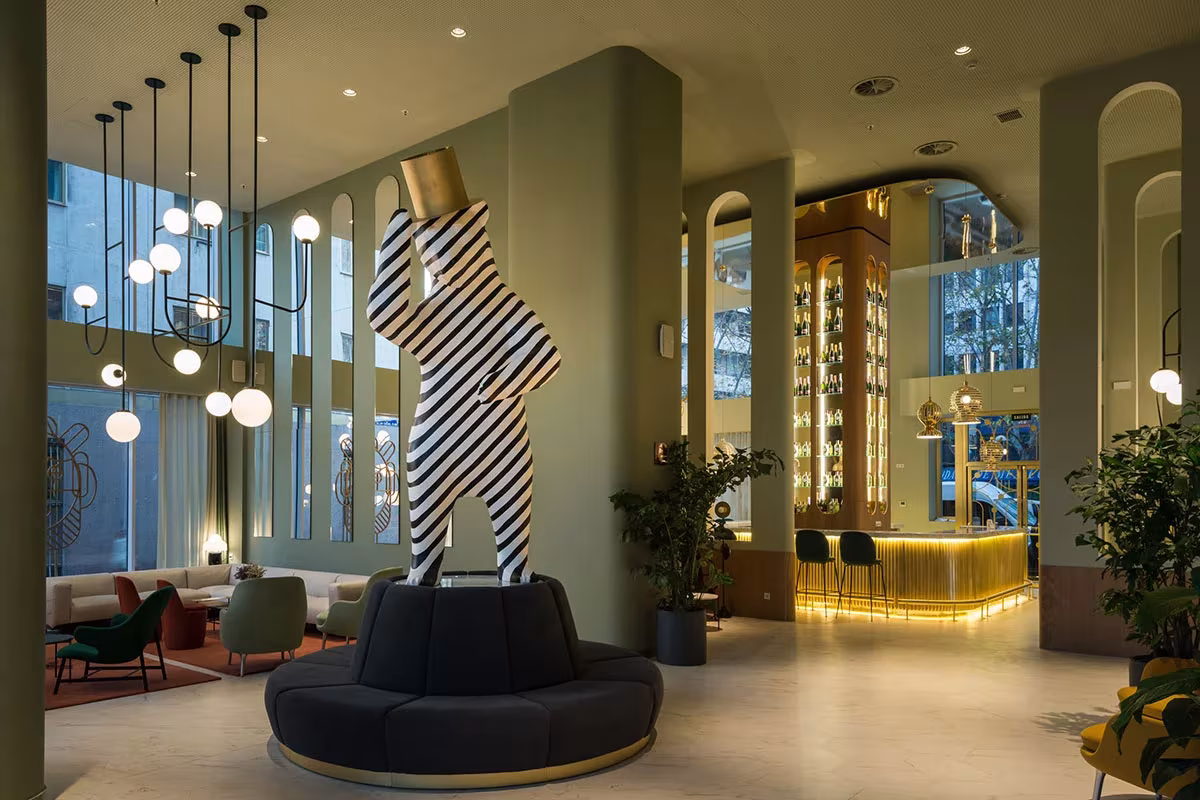 Hall del hotel Barceló Torre de Madrid decorado con un oso-cebra