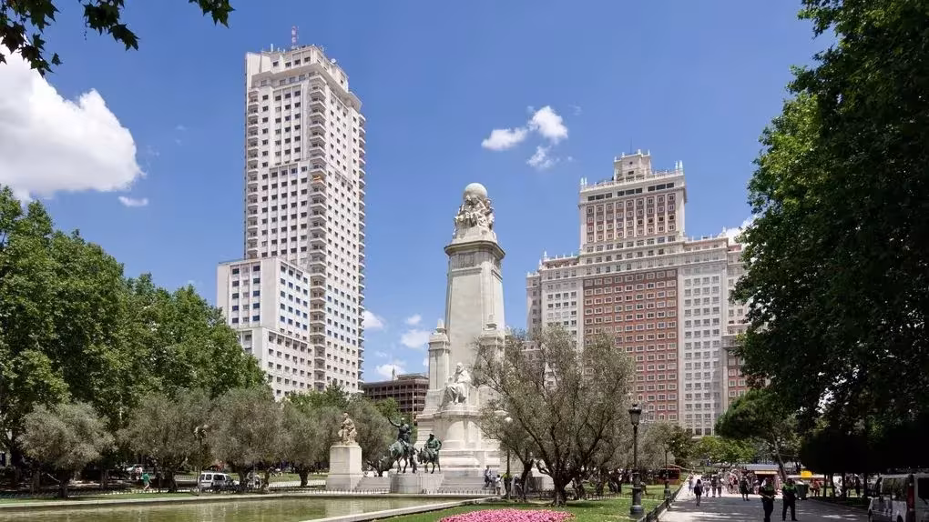 Torre de Madrid del hotel Barceló, rascacielos blanco junto a la plaza de España y su monumento