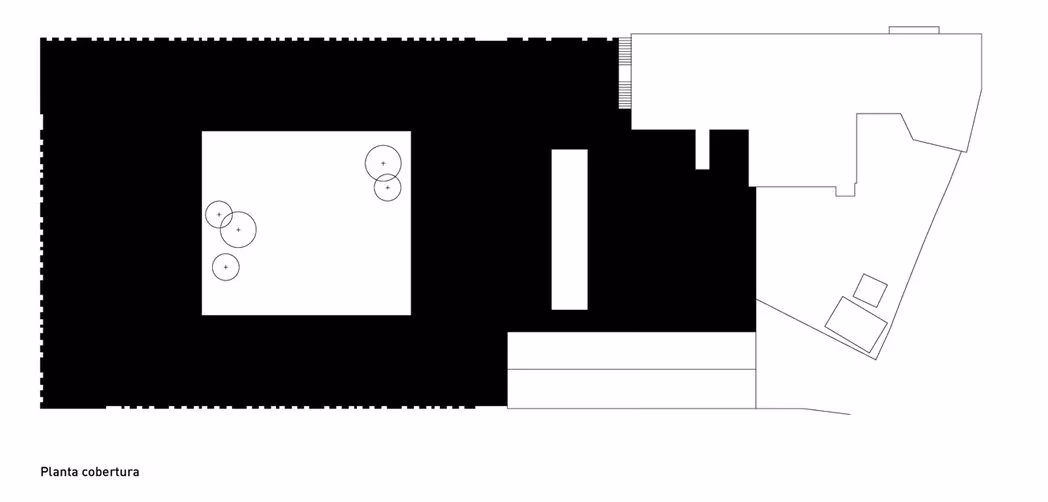 Plano de la planta de cubierta de la Casa de Magalhães con el patio abierto y el volumen anexo