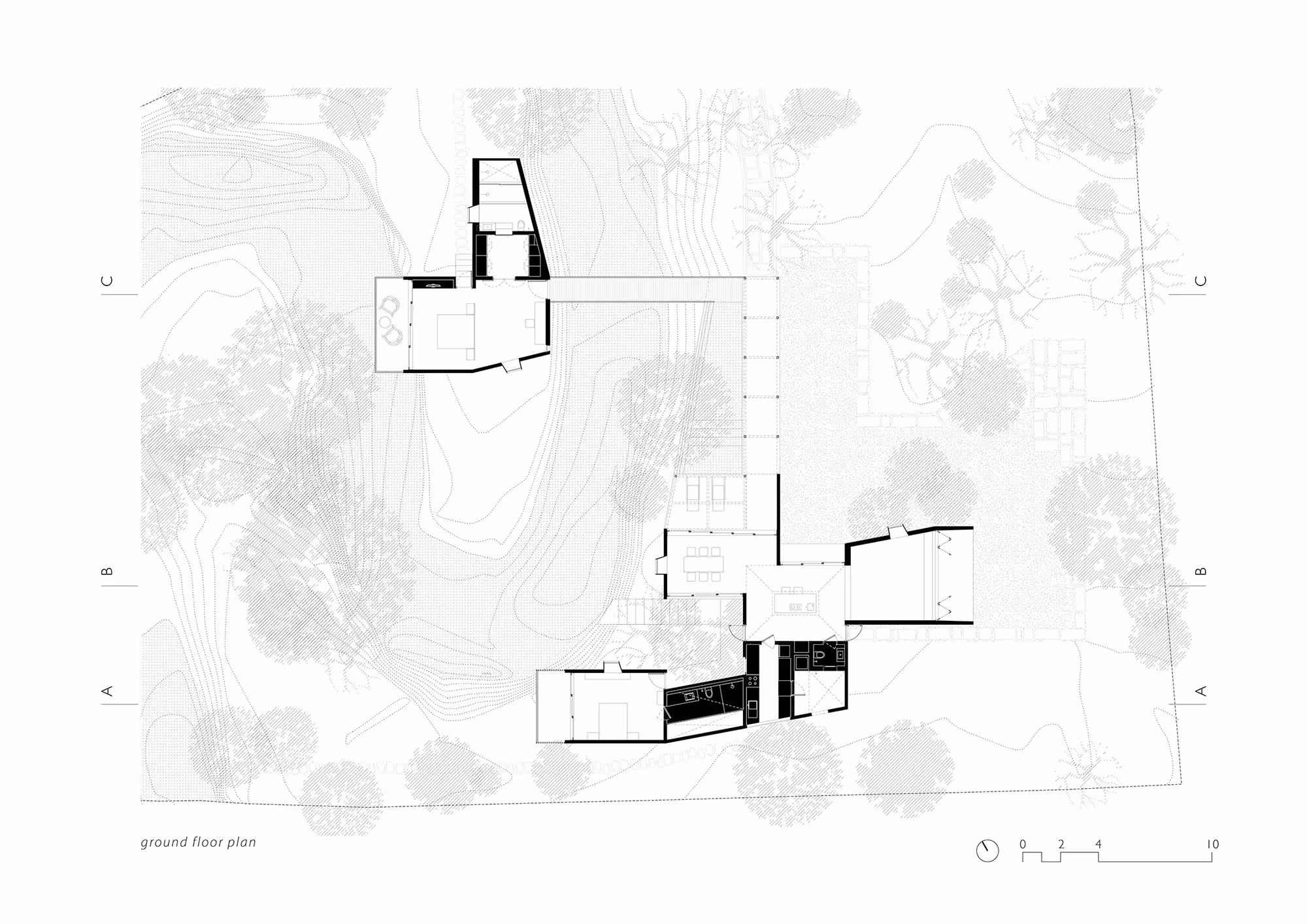 Planta baja de la Casa sobre el arroyo de Architecture BRIO con los volúmenes entre curvas de nivel y arbolado