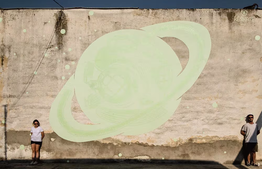 mural de sarturno a la luz del día, Unawareness de Reskatestudio 