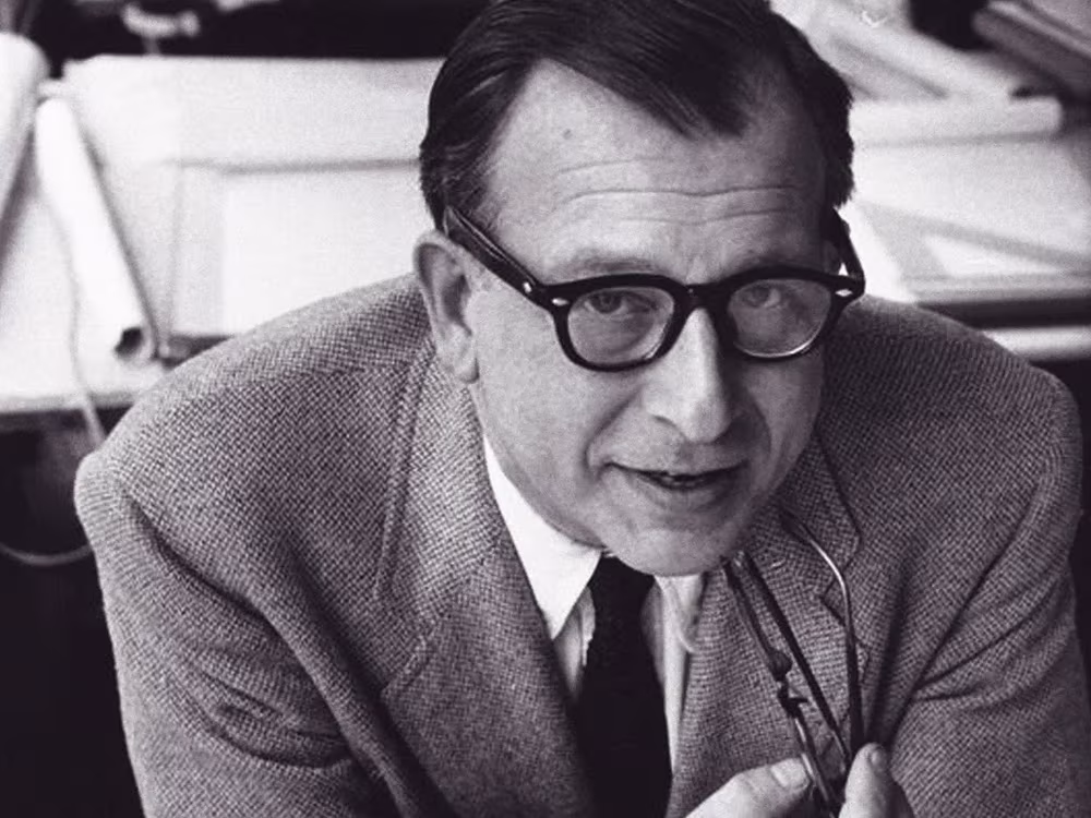 Retrato en blanco y negro del arquitecto Eero Saarinen con gafas de pasta y chaqueta
