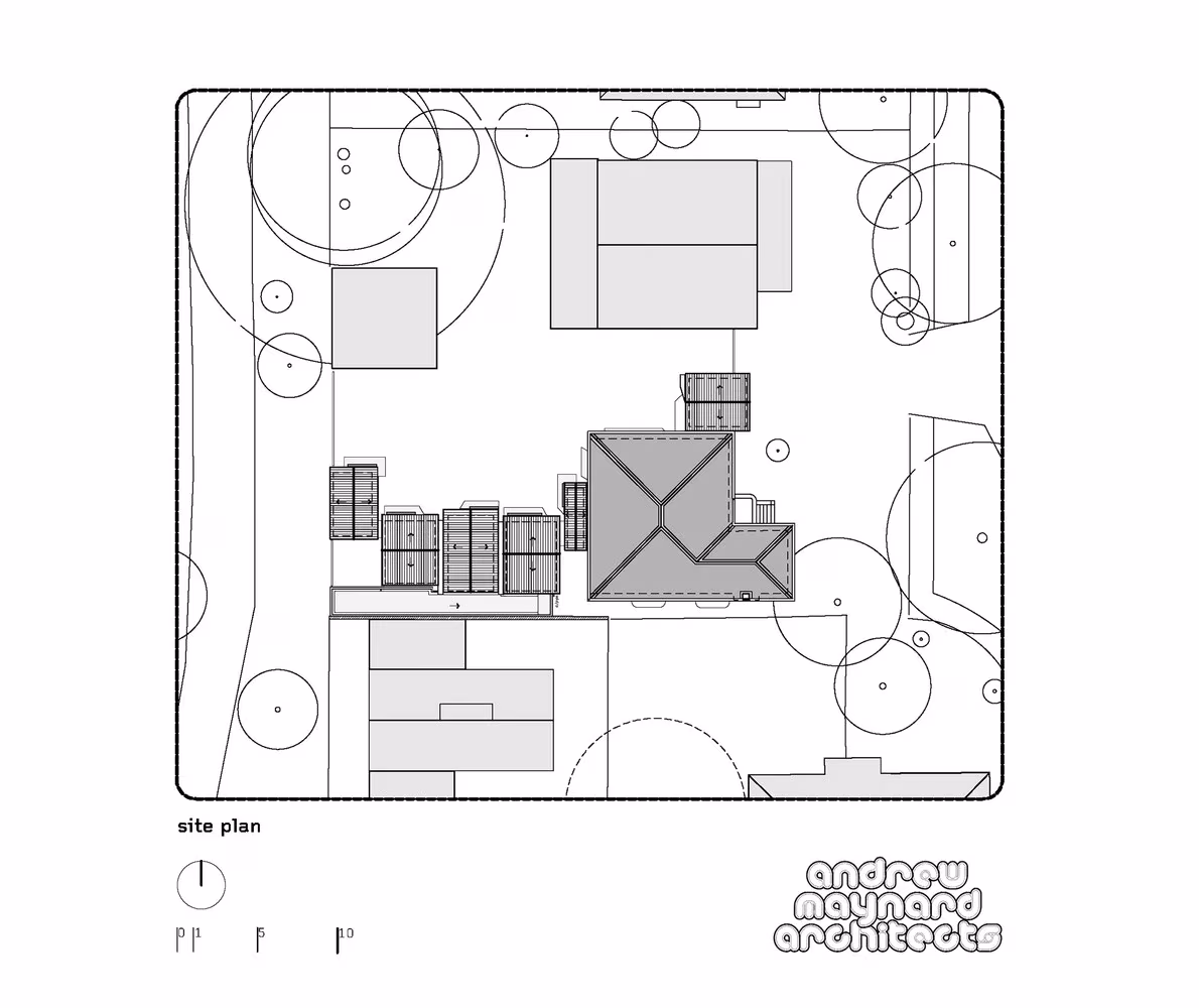 Plano de emplazamiento de la Tower House en Alphington con la casa original, los añadidos y el arbolado