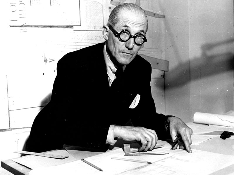 Retrato de Le Corbusier diseñador de la Chaise Lounge LC4