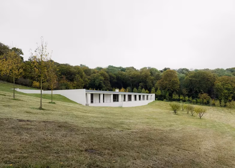 Fayland House de David Chipperfield, banda blanca semienterrada en una ladera de Buckinghamshire