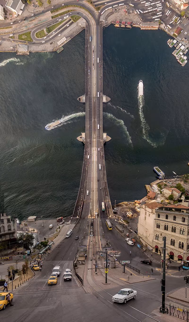 Calle de Estambul curvada en vertical por dron y edición, con coches y el mar, en Flatland de Aydin Büyüktaş