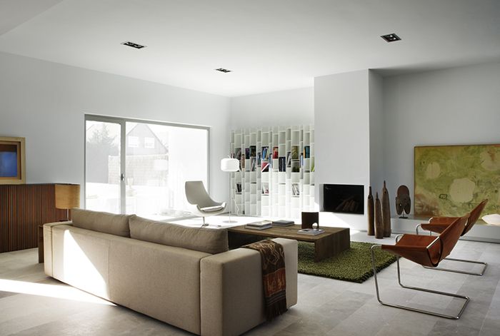 plaid sofa en tonos oscuros que hacen contraste con el sofa