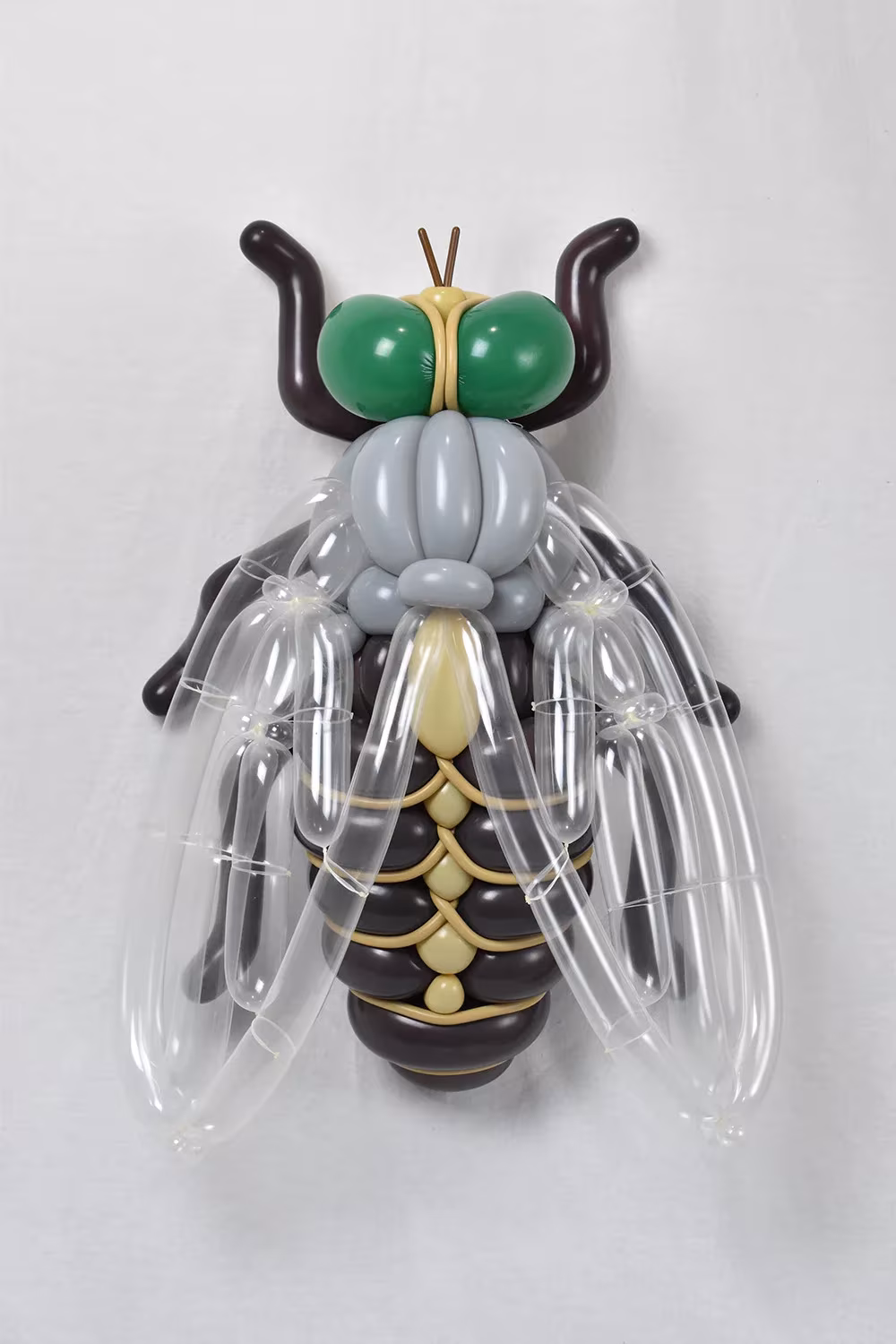 insecto realizado con globos por masayoshi matsumoto