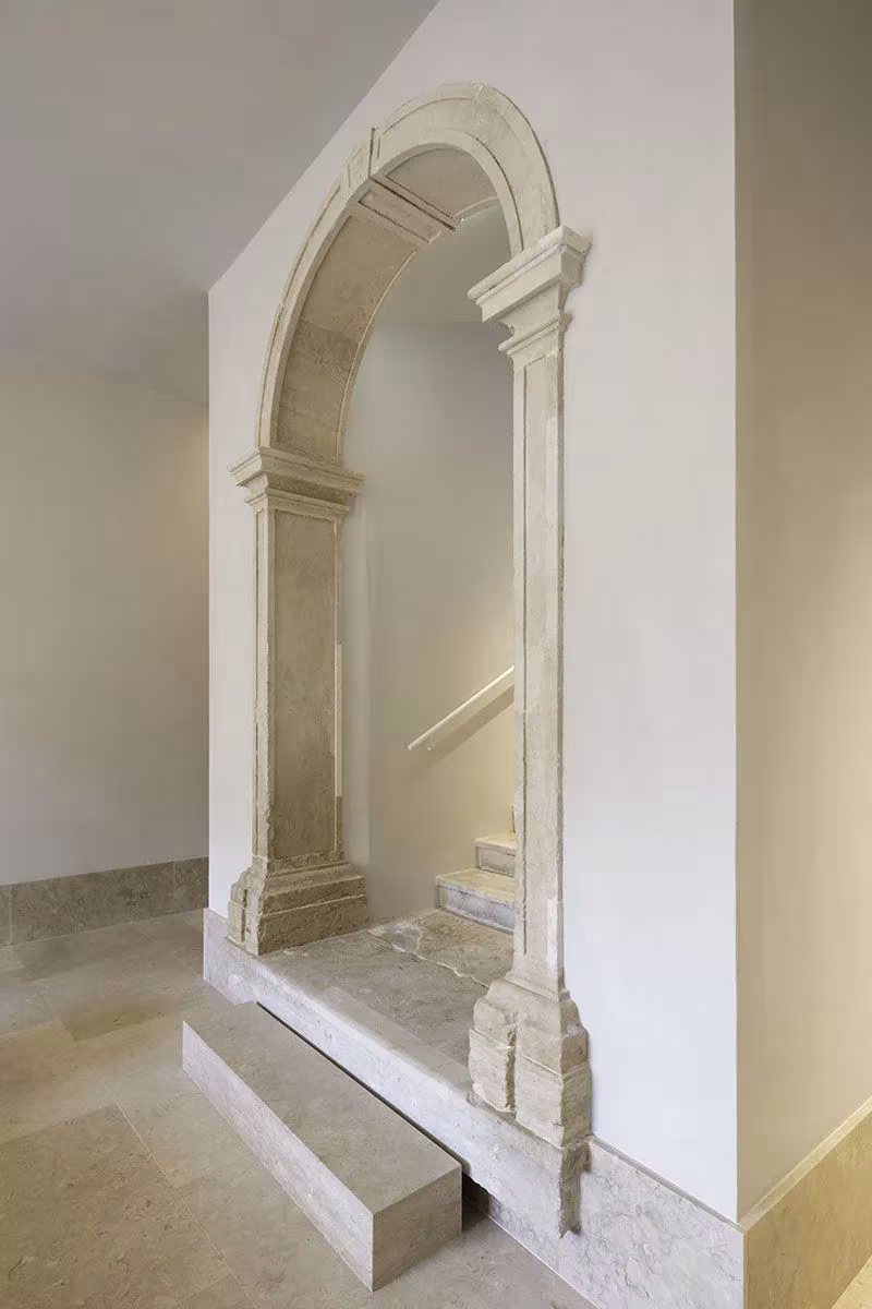 Arco de piedra labrada a la entrada de una escalera en el palacio rehabilitado como hotel Santa Clara 1728