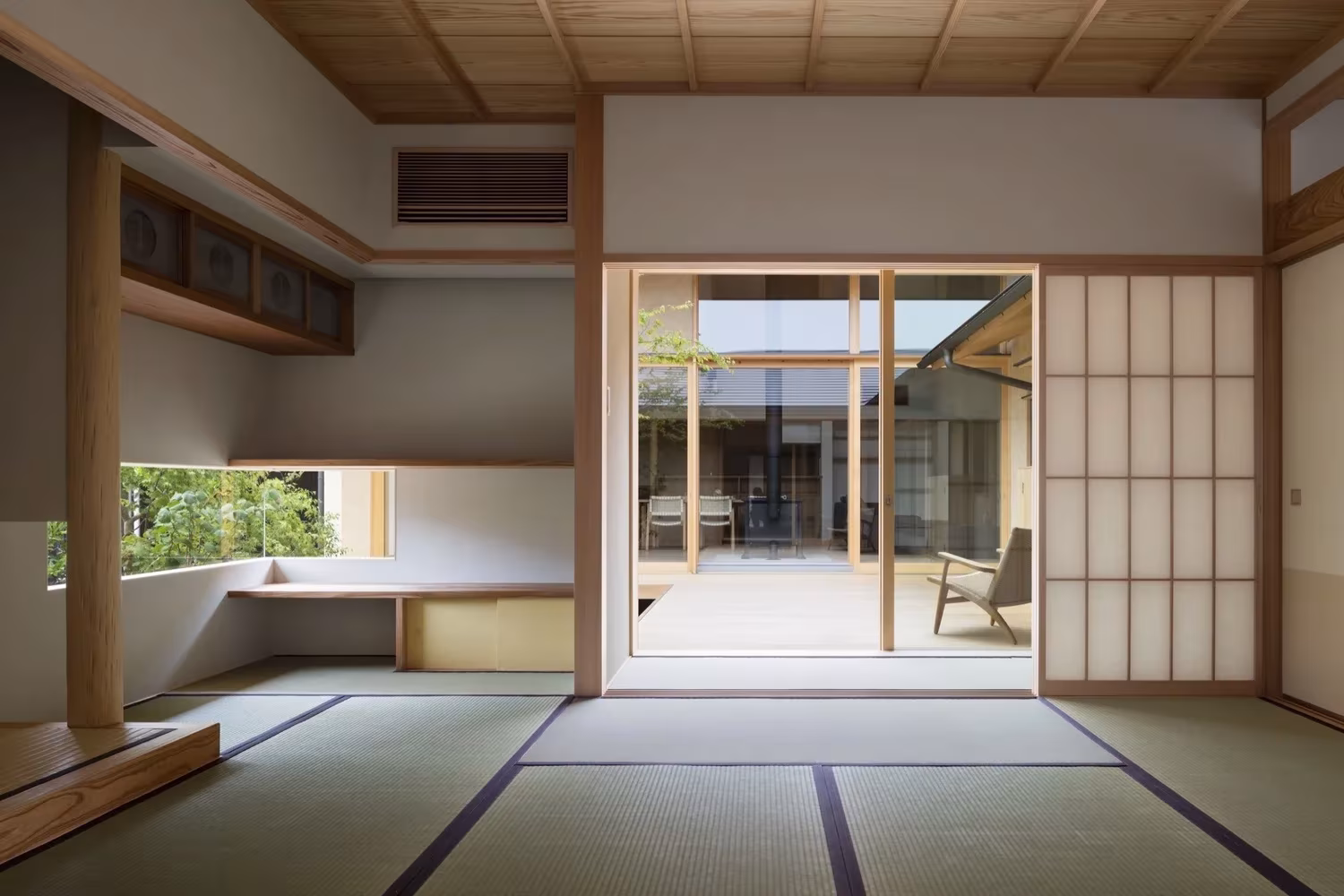 Estancia de tatami con shoji y vistas al patio central en la Casa Hiiragi de Takashi Okuno