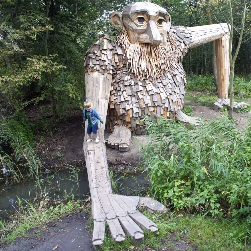 Teddy Gigante de madera de Thomas Dambo